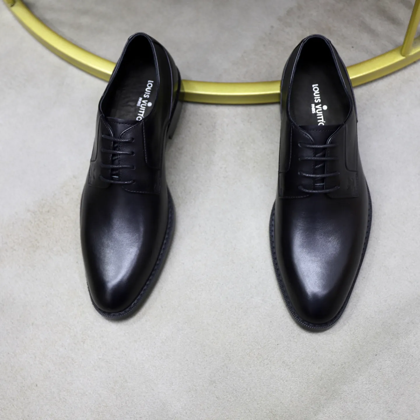 Men's shoes: 280🙅‍♂️🙅‍♂️🙅‍♂️Niuli Brand: LV Louis Vuitton Size: 39-44 (38, 45, 46 can be customized) Level: Counter classic Material: Original soft cowhide upper Comfortable cowhide lining Original lightweight outsole Style category: Formal business casual driving leather shoes Color: Color of the actual picture